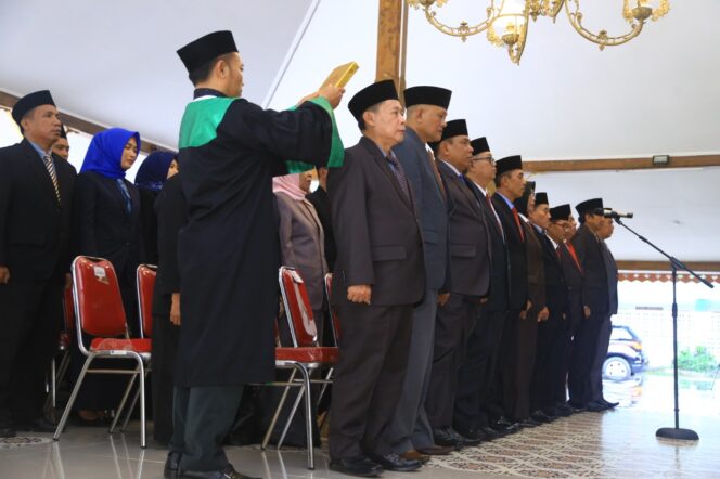 
77 Pejabat di Lingkungan Pemkab Probolinggo Dimutasi