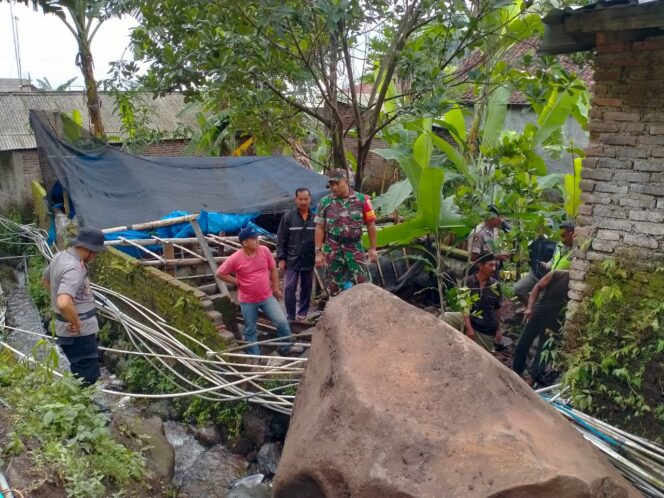 
Batu Besar Ini Menggelinding dari Tebing ke Pemukiman, Dan Inilah yang Terjadi…