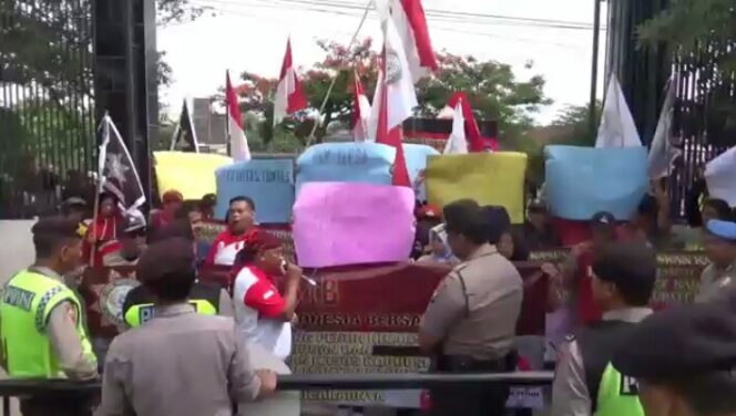 
Tuntut Kasus Korupsi di Dispora Segera Tuntas, Ratusan Massa Geruduk Kejari Pasuruan