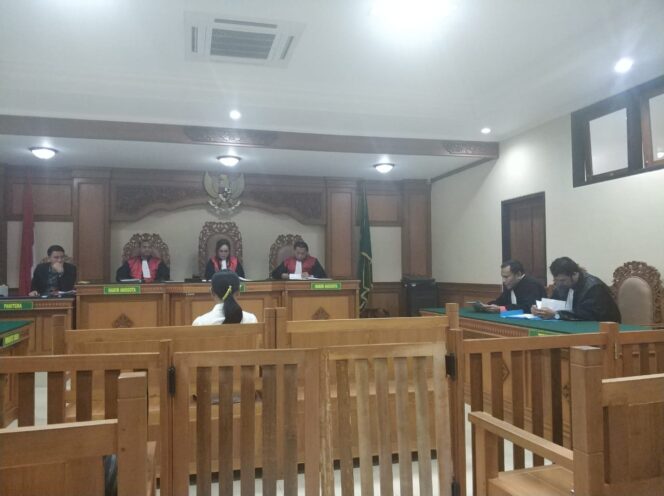 
Sidang Teller BPR Suryajaya Ubud, Penasihat Hukum Terdakwa Bacakan Surat Keberatan