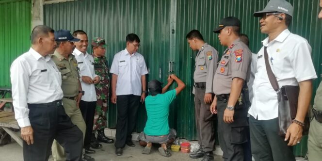 
Mangkrak, 8 Ruko dan Kios di Pandaan Dibuka Paksa