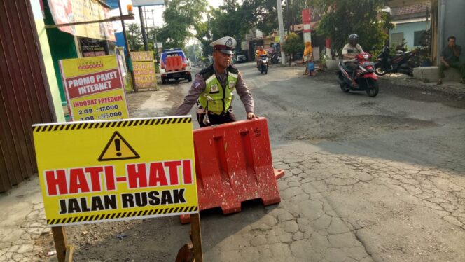 
Pengendara Keluhkan Jalan Ambles di Sidowayah