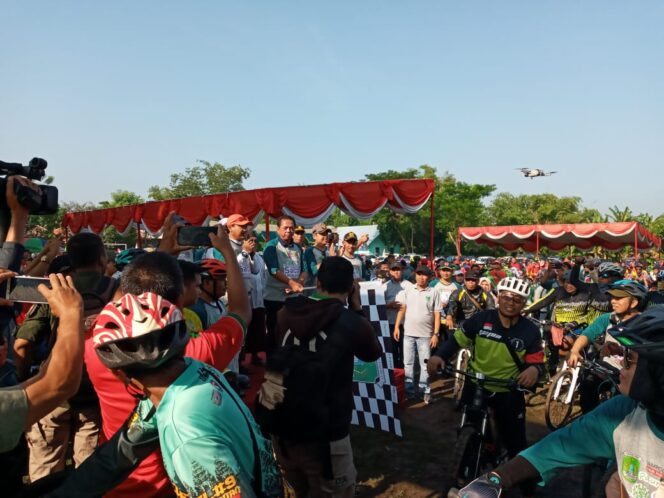 
Ketua PWI Jatim Berangkatkan Ribuan Peserta Gowes Sadar Lingkungan