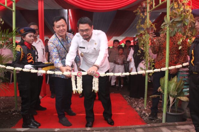 
Plt Wali Kota Pasuruan Resmikan Ruang Kelas Baru Sementara SDN Gentong