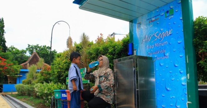 
Kini Alun-alun Kota Kraksaan Sediakan Stasiun Air Siap Minum