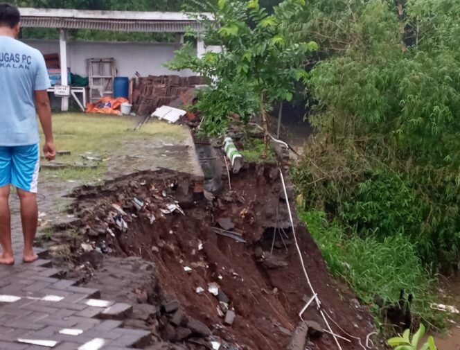 
Tergerus Air, Pagar Pembatas Masjid di Purwosari Ambrol ke Sungai