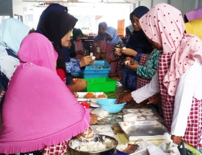 
Puluhan Emak-emak di Probolinggo Ikuti Pelatihan Pembuatan Produk Olahan Ikan