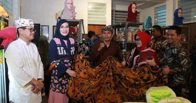 
Bupati Cantik Ini Minta Pelaku Usaha Batik di Probolinggo Segera Bentuk Koperasi