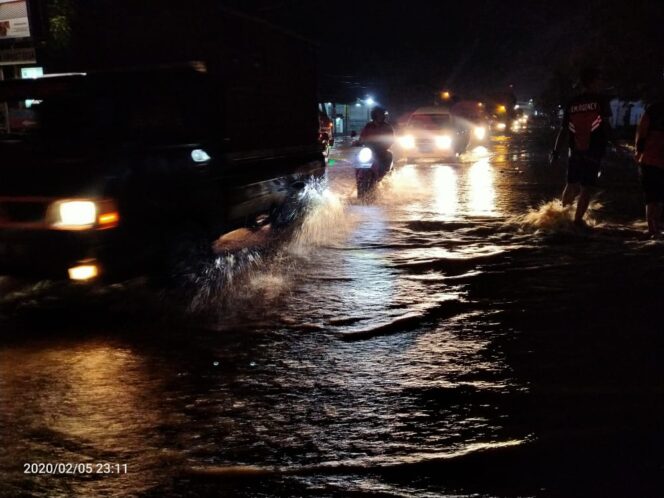 
Sungai Welang Meluap, Jalur Pantura Kraton Pasuruan Terendam Banjir