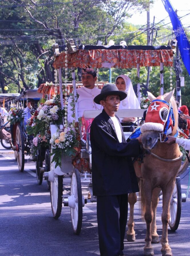 
Kirab Pataka Hari Jadi Kota Pasuruan ke – 334, Sejumlah Pejabat Diarak Naik Andong