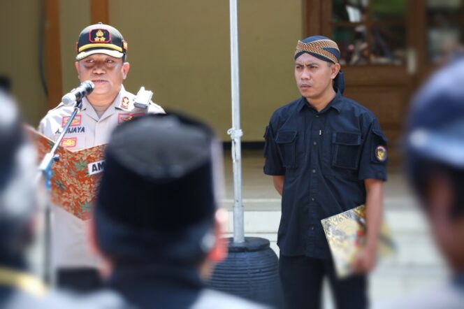 
Peringati HPN, Wartawan Probolinggo Gelar Upacara di Halaman Museum