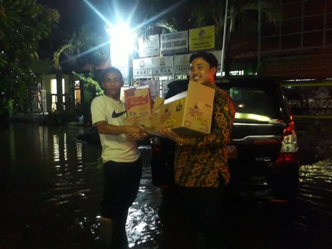 
Peduli Korban Banjir, Zahlul Yussar Beri Santunan Lansia Tidak Mampu