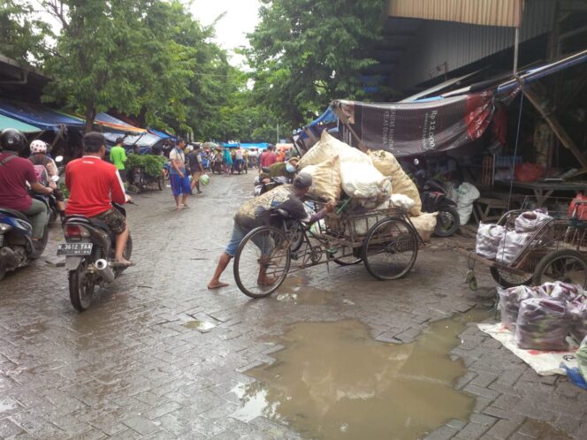 
Pedagang di Pasar Porong Keluhkan Praktik Premanisme dan Penarikan Tarif Retribusi