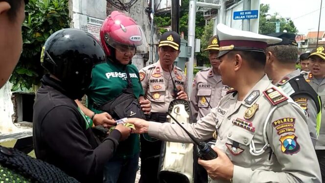 
Jelang Laga Persija vs Persebaya, Polres Pasuruan Kota Lakukan Penyekatan Suporter Bonek ke Sidoarjo