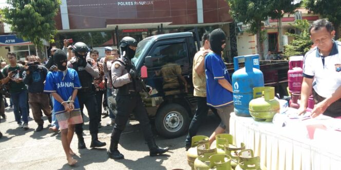 
Berdalih untuk Bayar Hutang, Dua Pria di Pasuruan Oplos LPG 3 Kg