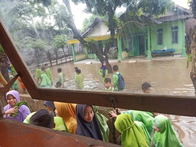 
Banjir Masih Genangi Permukiman Warga di Probolinggo