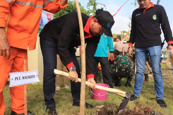 
Plt Wali Kota Pasuruan Canangkan Gerakan Tanam Pohon Keliling