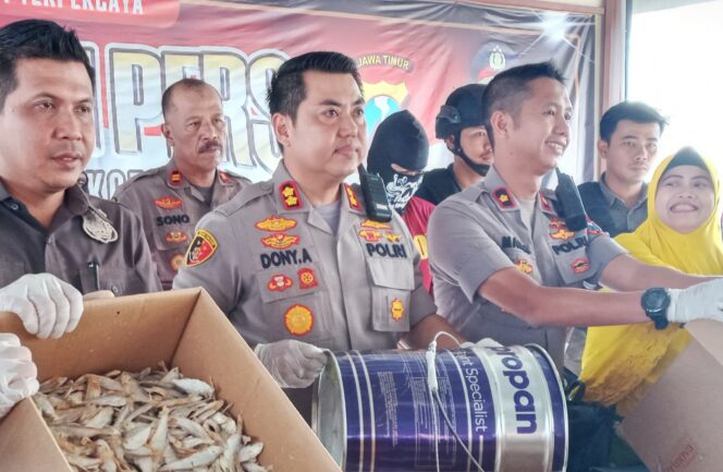 
Polresta Pasuruan Amankan 2,5 Ton Ikan Asin Berformalin, Dua Pria Ditangkap