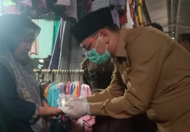 
Pemkot Pasuruan Bagikan 4000 Hand Sanitizer di Pasar Besar