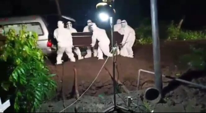 
Viral, Video Plt Bupati Sidoarjo Makamkan Jenazah Warga Terjangkit Covid-19