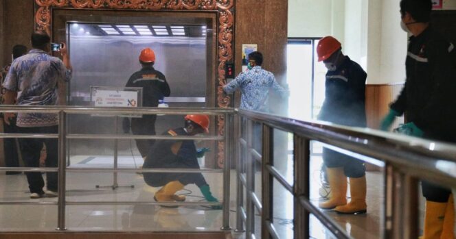 
Dinkes Kabupaten Probolinggo Semprotkan Disinfektan di Tempat Umum dan Instansi Pemerintah