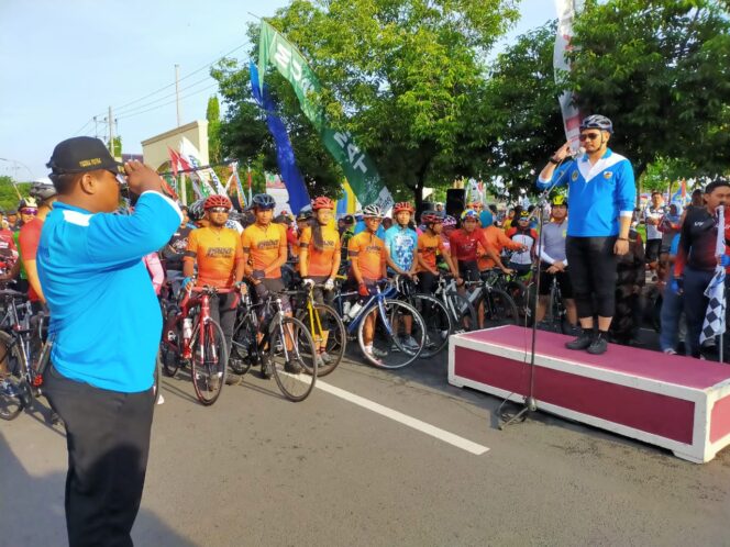 
Belasan Ribu Pegowes Ikuti Mancal Bareng Plt Walikota Pasuruan