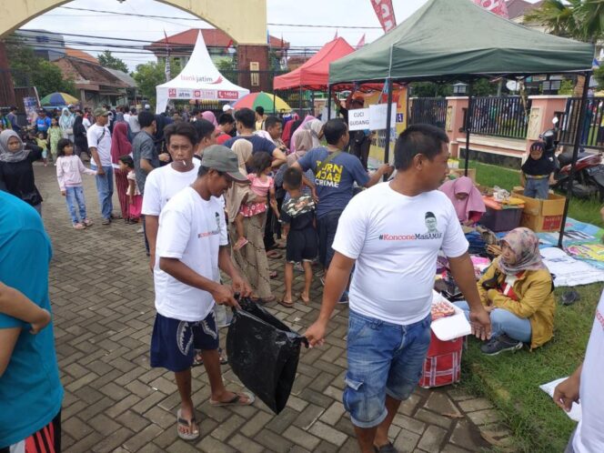 
Punguti Sampah di GOR, Relawan Koncone Mas Amak Bikin Heboh Peserta Mancal Bareng