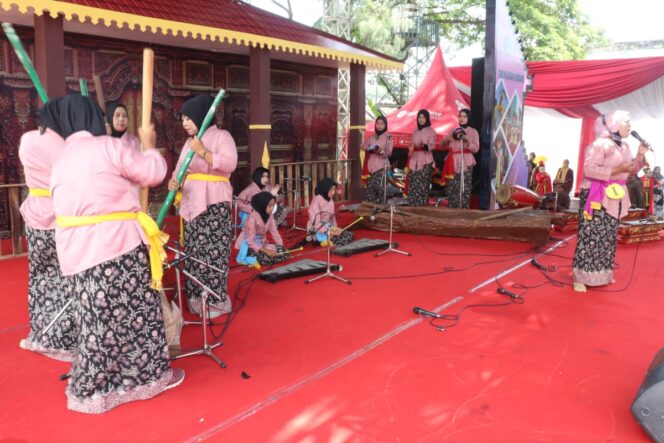 
Aksi Emak-emak Pasuruan Ramaikan Festival Kolaborasi Seni Musik Tradisional dan Tari Kreasi Budaya 