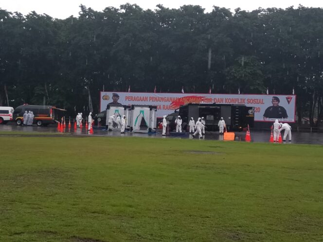 
Brimob Watukosek Pamer Simulasi Pencegahan dan Penanganan Virus Corona di Depan Kapolri