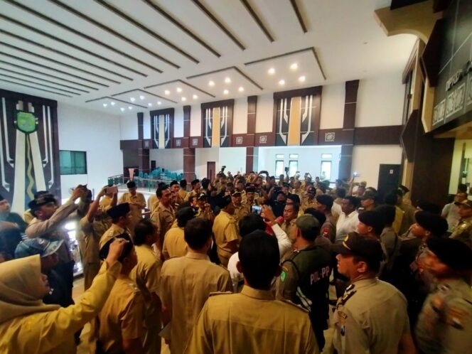 
Ratusan Kades Lurug DPRD Kabupaten Pasuruan, Pintu Ruang Sidang Utama DPRD Jebol