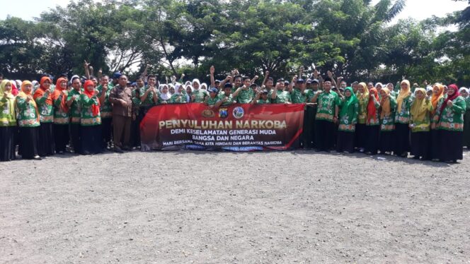 
Antisipasi Peredaran Narkoba di Kalangan Pelajar, Kasatnarkoba Polres Pasuruan Blusukan ke Sekolahan