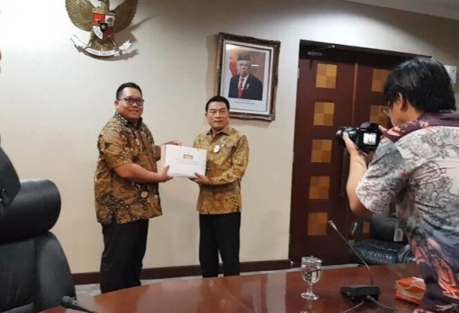 
Moeldoko Serahkan Masker untuk Organisasi Profesi Wartawan dan AMSI