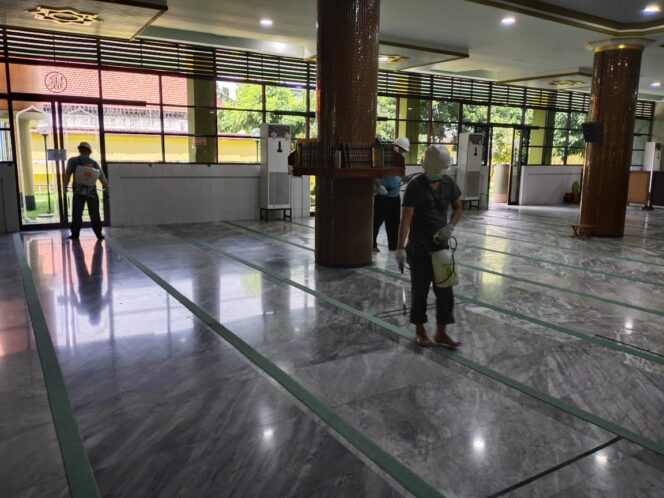 
Antisipasi Penyebaran Virus Corona, Pemkab Sidoarjo Semprot Disinfectan di Masjid Agung Sidoarjo
