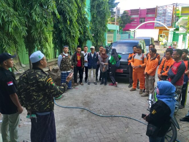 
Perang Lawan Corona, PCNU Kota Pasuruan Lakukan Penyemprotan Disinfektan ke Sejumlah Pesantren dan Masjid