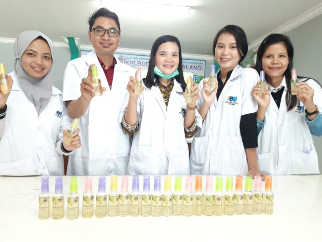 
Bakti IBU Perangi Corona, Bagikan 1000 Hand Sanitizer