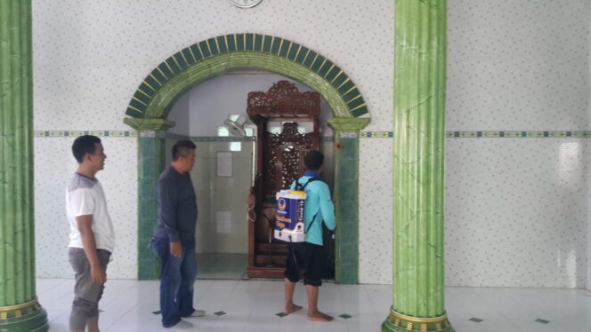 
Cegah Penyebaran Corona, Anggota Dewan dari Partai Nasdem Lakukan Penyemprotan Disinfektan di Masjid dan Pesantren