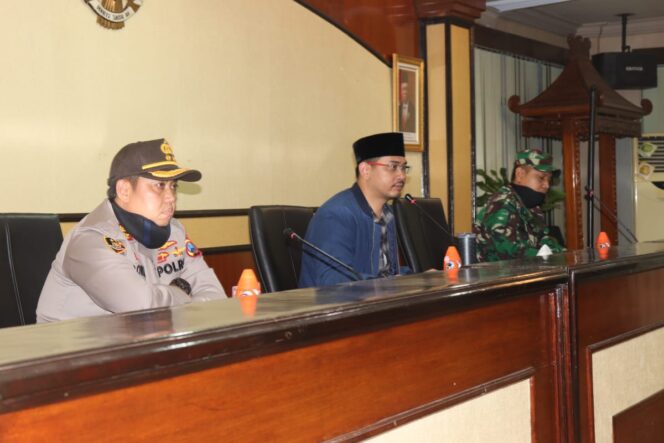 
Gelar Pertemuan Mendadak dengan Ulama, Pemkot Pasuruan Masih Perbolehkan Salat Jumat di Masjid