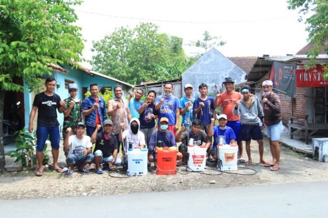 
Cegah Covid-19, Pemuda di Sidoarjo Kompak Semprot Disinfektan di Desanya dengan Dana Swadaya