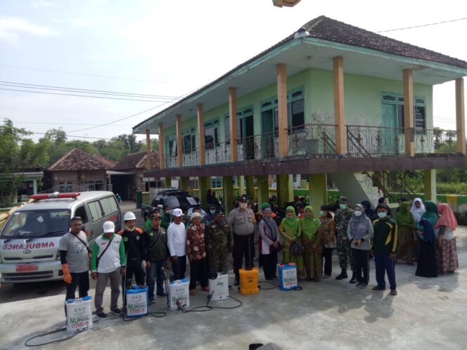 
Cegah Penyebaran Covid-19, Lazisnu MWC NU Tanggulangin Lakukan Penyemprotan Disinfektan Gratis