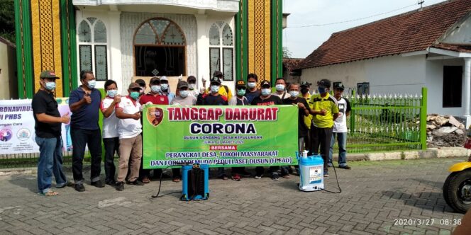 
Pemuda Kepulungan Gempol Kompak Lakukan Penyemprotan Disinfektan ke Fasum 