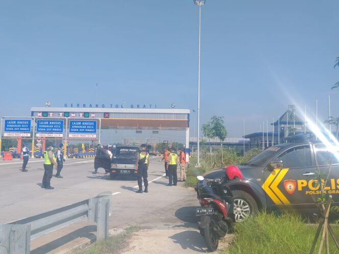 
Muspika Grati Cegah Penularan Virus Corona dengan Semprot Disinfektan di Gerbang Exit Tol Grati 