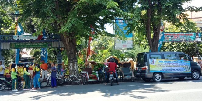 
Keluarga Besar SMKN 1 Pasuruan Bagi-bagi Nasbung di Tengah Wabah Corona
