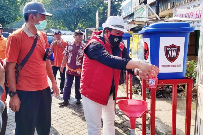 
Begini Aksi Nyata Ketua DPC PDIP Kabupaten Pasuruan Bagikan Ribuan Hand Sanitizer ke Masyarakat