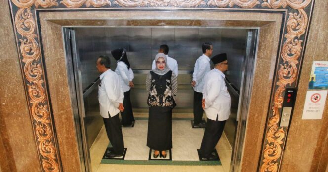 
Begini Cara Bupati Cantik Probolinggo Lakukan Social Distancing