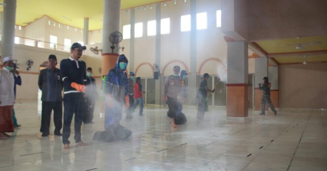 
Hasan Aminuddin Pimpin Langsung Penyemprotan Disinfektan Serentak di Probolinggo