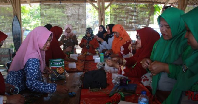 
Puluhan Ibu-ibu di Probolinggo Ikuti Pelatihan Handycraft Limbah Plastik