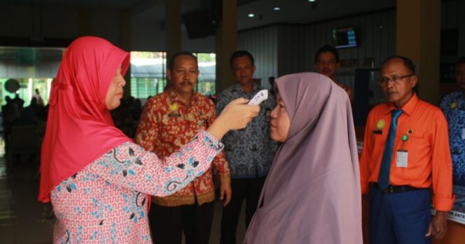 
Cegah Penyebaran Corona, RSUD Waluyo Jati Kraksaan Batasi Keluarga Pasien