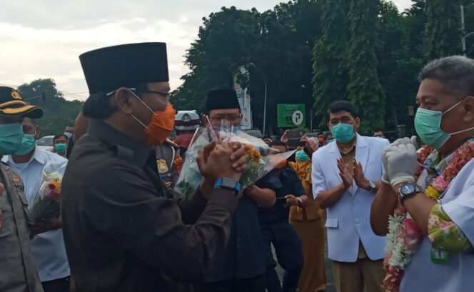 
Forkopimda Pasuruan Beri Dukungan Moril untuk Tenaga Medis dalam Tangani Corona