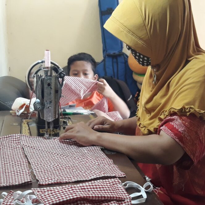 
Tambah Pundi-pundi Rupiah, Ambar Susanti Sulap Kain Perca Jadi Masker yang Mempesona