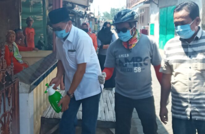 
Peduli Masyarakat di Tengah Pandemi Corona, Ketua Kosti Pasuruan Gelar Bakti Sosial